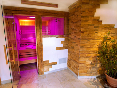 Erholung und Entspannung in der Biosauna mit violettem Farblicht