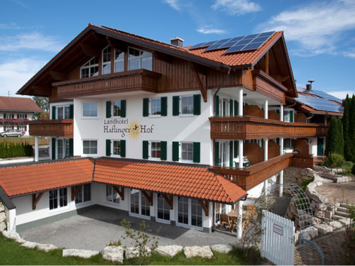 Aussenansicht bei Sonnenschein vom Landhotel Hafingerhof im Allgäu
