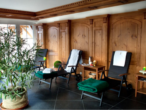 Wellnessliegen vor der Sauna im Wellnessbereich