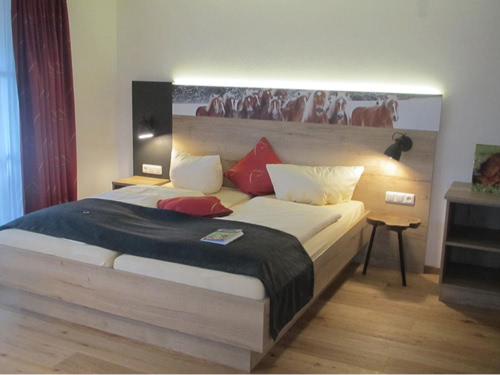modernes Doppelzimmer mit Doppelbett im Landhotel-Haflingerhof im Allgäu