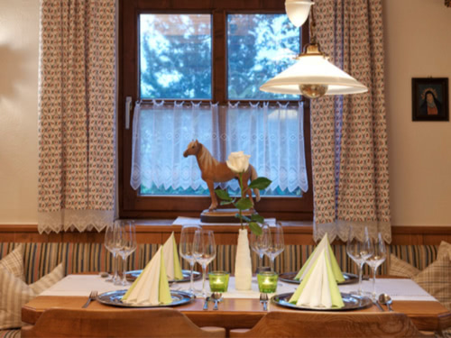 liebevoll dekorierter Tisch in der rustikalen Stube im Landhotel Haflingerhof