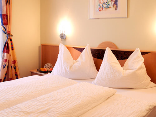 einfaches Doppelzimmer mit Doppelbett