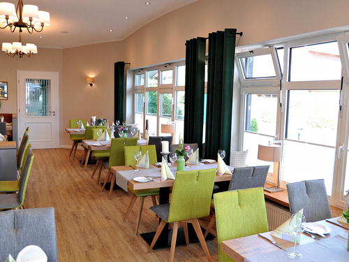 modern eingerichtetes Restaurant mit gedeckten Tischen