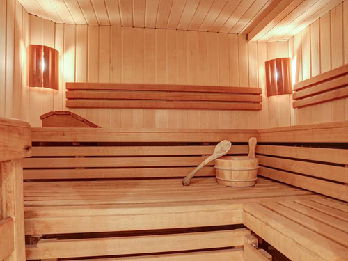 Kleine finnische Sauna mit gemütlicher Beleuchtung