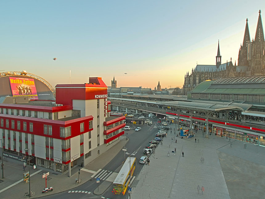 Hotelaußenansicht mit Blick auf den Kölner Dom und Hauptbahnhof