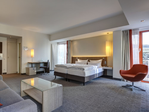 Modernes Hotelzimmer mit Doppelbett, Schreibtisch und Sitzecke