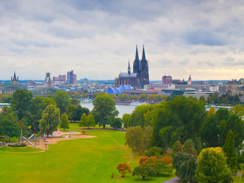 Stadtpark am anliegenden Rhein mit Blick auf den Kölner Dom