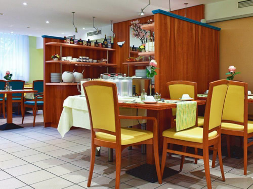 Buffet mit eingedeckten Tischen
