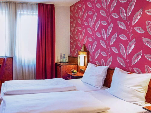 Schlichtes Hotelzimmer mit Doppelbett
