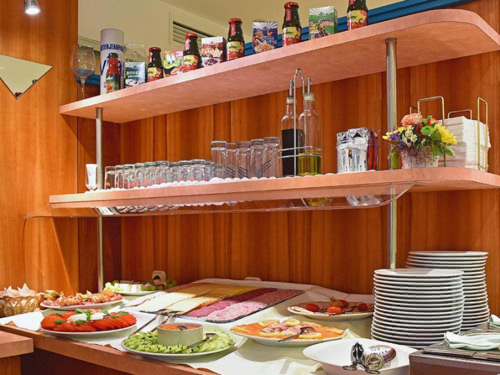 Reichhaltiges Frühstücksbuffet mit Aufschnitt, Käse und Rohkost