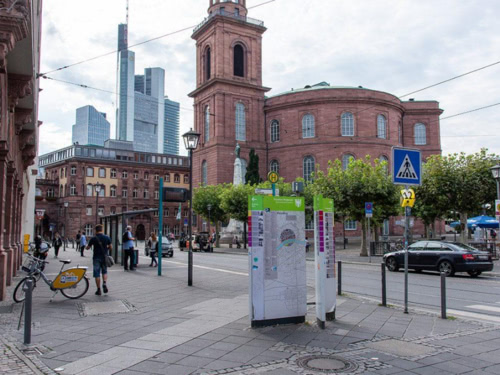 Innenstadt mit Informationstafel im Vordergrund