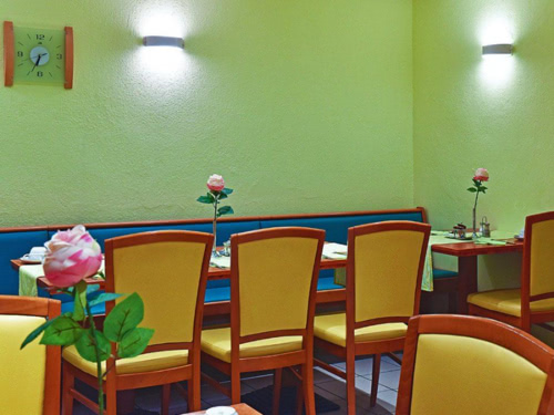 Speisesaal mit gedeckten Tischen