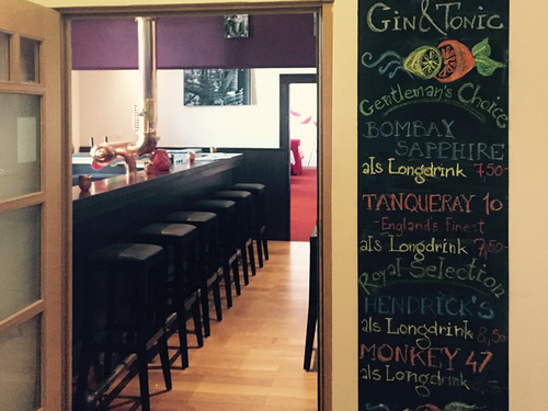 Bar mit verschiedenen Barhockern
