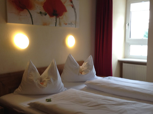 einfaches Zimmer mit Doppelbett
