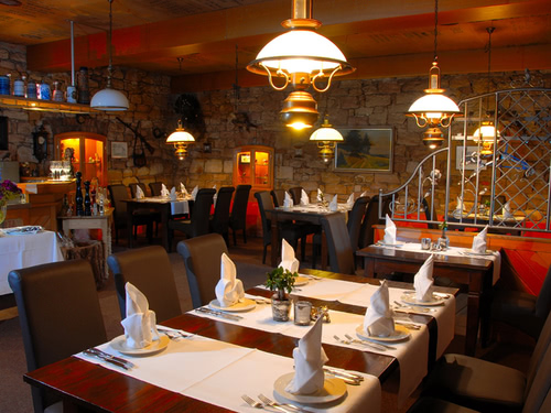 weiß eingedeckte Tische im Restaurant