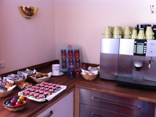 Buffet mit verschiedenen Speisen und Getränken