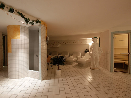 Relaxliegen in der Wellnessoase