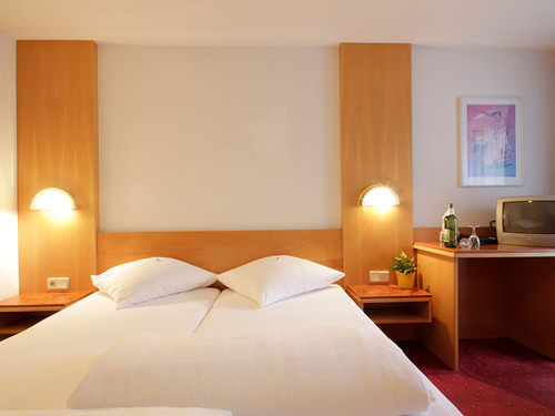Standard Zimmer mit Schreibtisch und TV