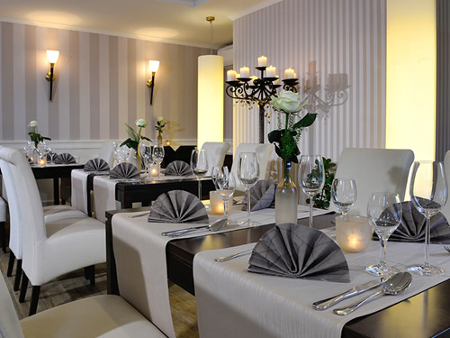 Hotelrestaurant mit festlich eingedecken Tischen