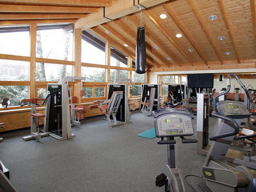 Fitnessbereich mit verschiedenen Kardiogeräten