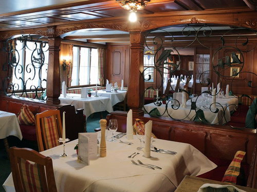 Restaurant mit eingedeckten Tischen