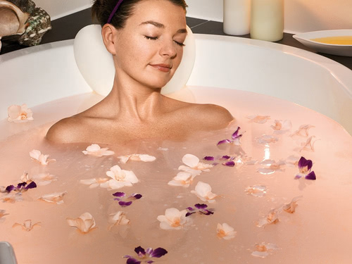 Blütenbad im Wellnessbereich