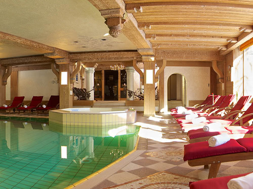Indoor- und Whirlpool mit roten Relaxliegen