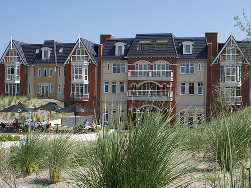 Hotelansicht bei Sonnenschein