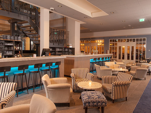 Hotelbar mit verschiedenen Sitzbereichen und Barhockern