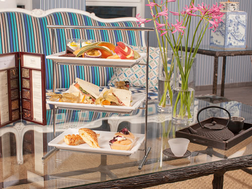 Etagere mit verschiedenen Snacks