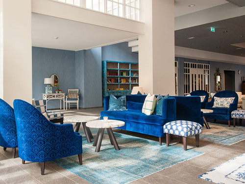 große Eingangshalle und Lobby mit blauen Loungemöbeln