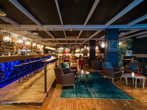 große Hotelbar mit vielseitigen Sitzplätzen