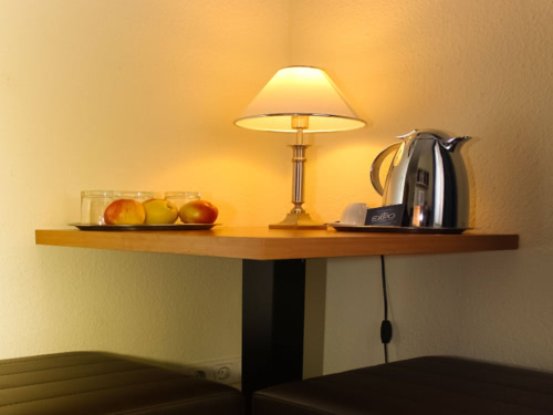 Tisch mit Stehlampe und Obstteller im Expo Hotel Frankfurt am Main