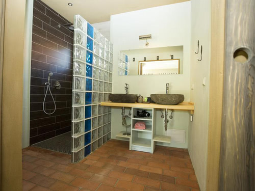 Badbereich mit Waschtischen, Spiegel und Dusche