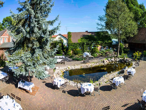 Garten und Terrasse mit Sitzmöglichkeiten und Gartenteich