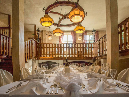 Hotel Restaurant mit weiß eingedeckten Tischen