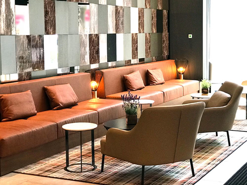 Sitzbänke, Sessel und kleine Tische im Loungebereich
