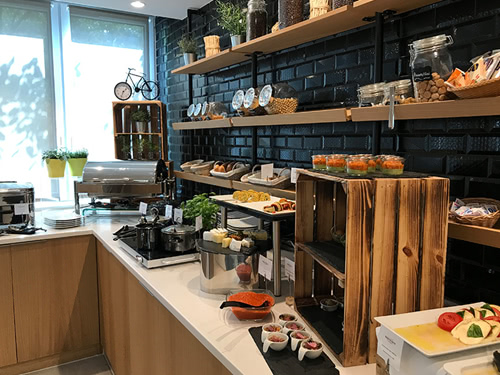 große Auswahl am Morgen am Buffet