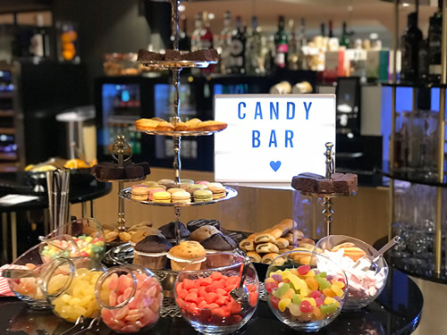 große Auswahl an Süßspeisen an der Candybar