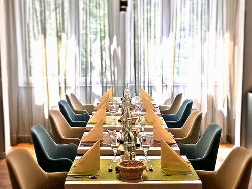 modern und festlich eingedeckte Tische im Restaurant