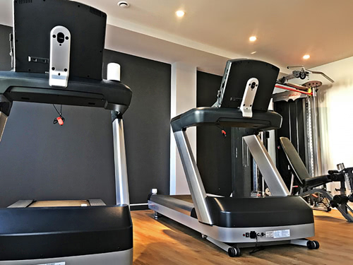 Kraft und Cardiogeräte im Fitnessruam