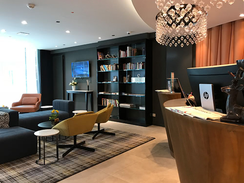 Empfangsbereich mit Rezeption und verschiedenen Loungemöbeln