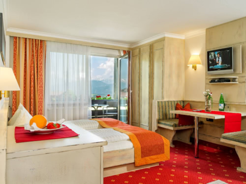 Doppelzimmer mit Doppelbett und Sitzecke