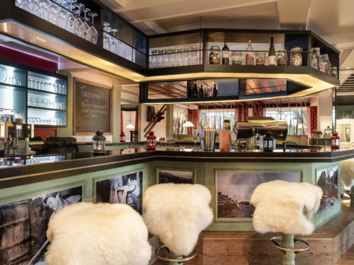 Gemütliche Bar mit Barhockern