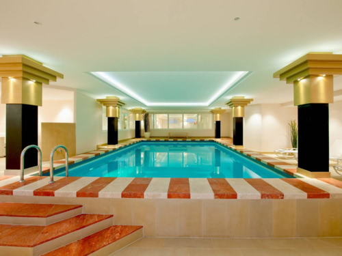 Indoor-Pool im Wellnessbereich des Hotel Mondi Axams