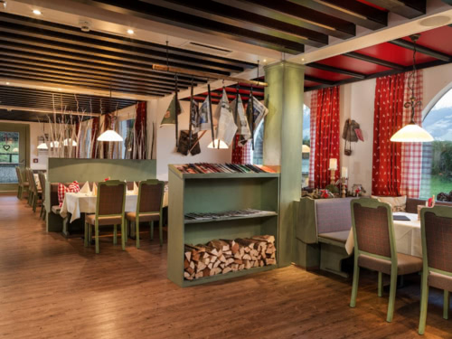 Restaurant mit gedeckten Tischen und Panoramafenstern