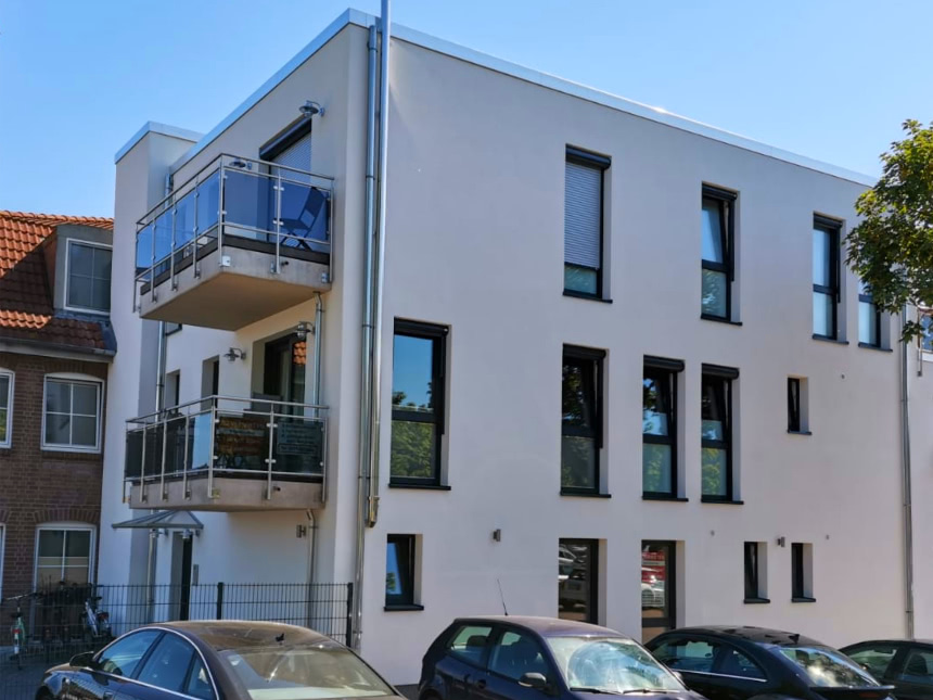 Ferienwohnung von außen bei blauem Himmel