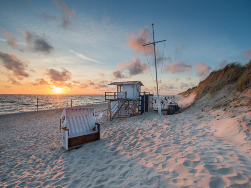 Strand mit Meerblick bei Sonnenuntergang