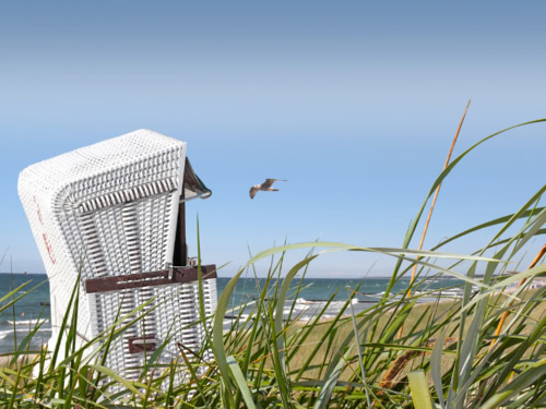 Weißer Strandkorb mit Blick aufs Meer